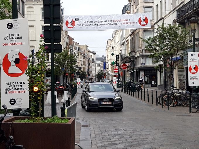 Avis aux distraits ... Les rues de la Capitale sont décorées de messages bien nets concernant les mesures anti-corona ... (ici la rue du Midi, près de la Bourse).

Saurez-vous trouver les 5 (et plus) panneaux de la photo ?